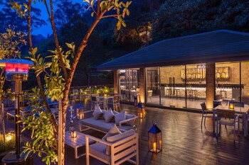 the golden ridge hotel