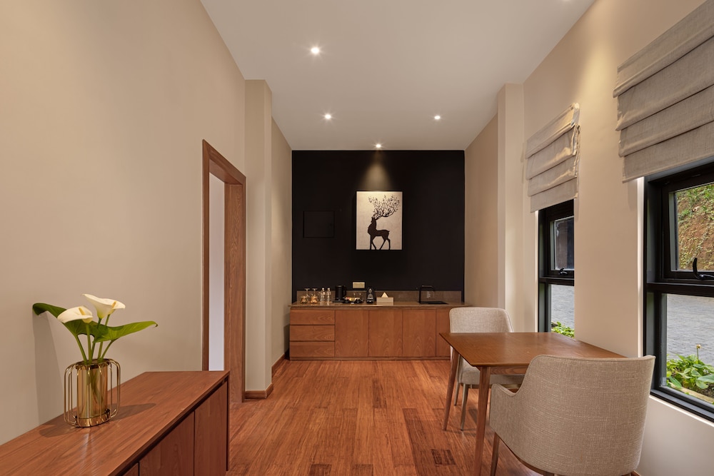 the golden ridge hotel