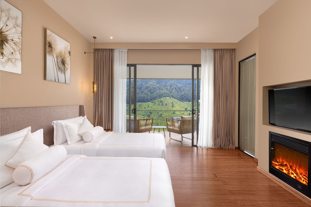 the golden ridge hotel