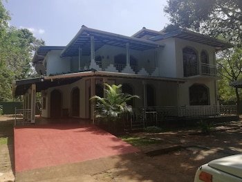 n l i guest house