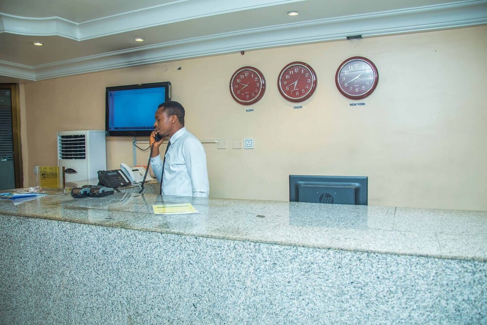 royal crest hotel and suites