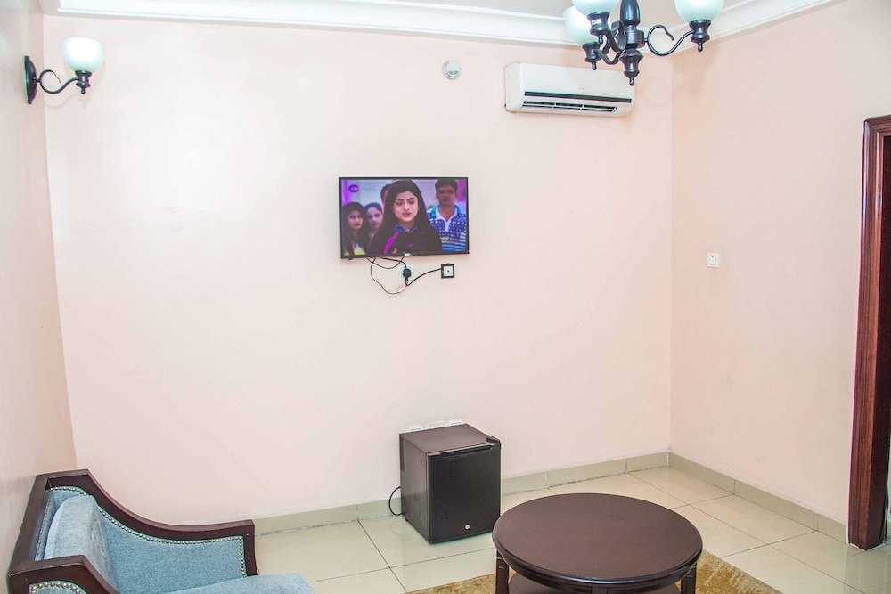 royal crest hotel and suites