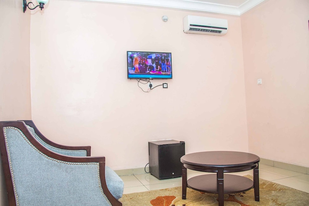 royal crest hotel and suites