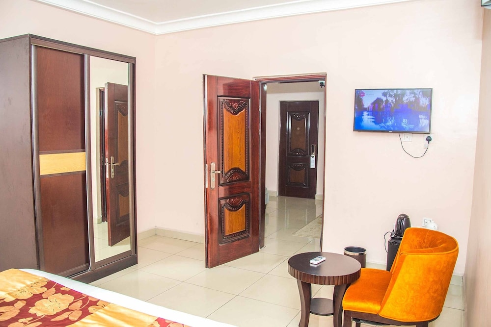 royal crest hotel and suites