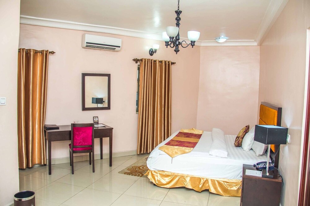 royal crest hotel and suites