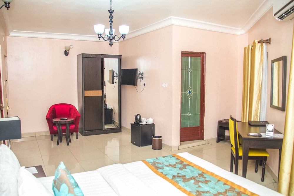 royal crest hotel and suites