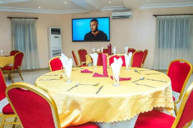 royal crest hotel and suites