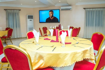 royal crest hotel and suites