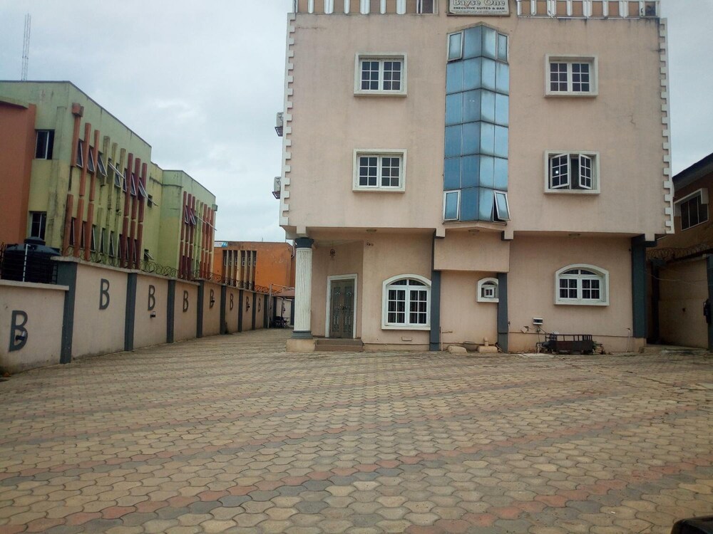 bayse one executive suites and bar