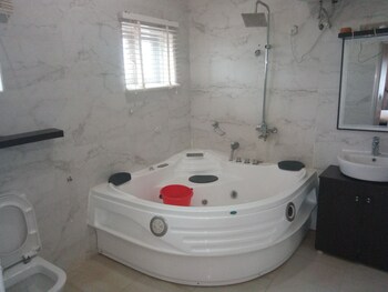 peacock apartments and suites