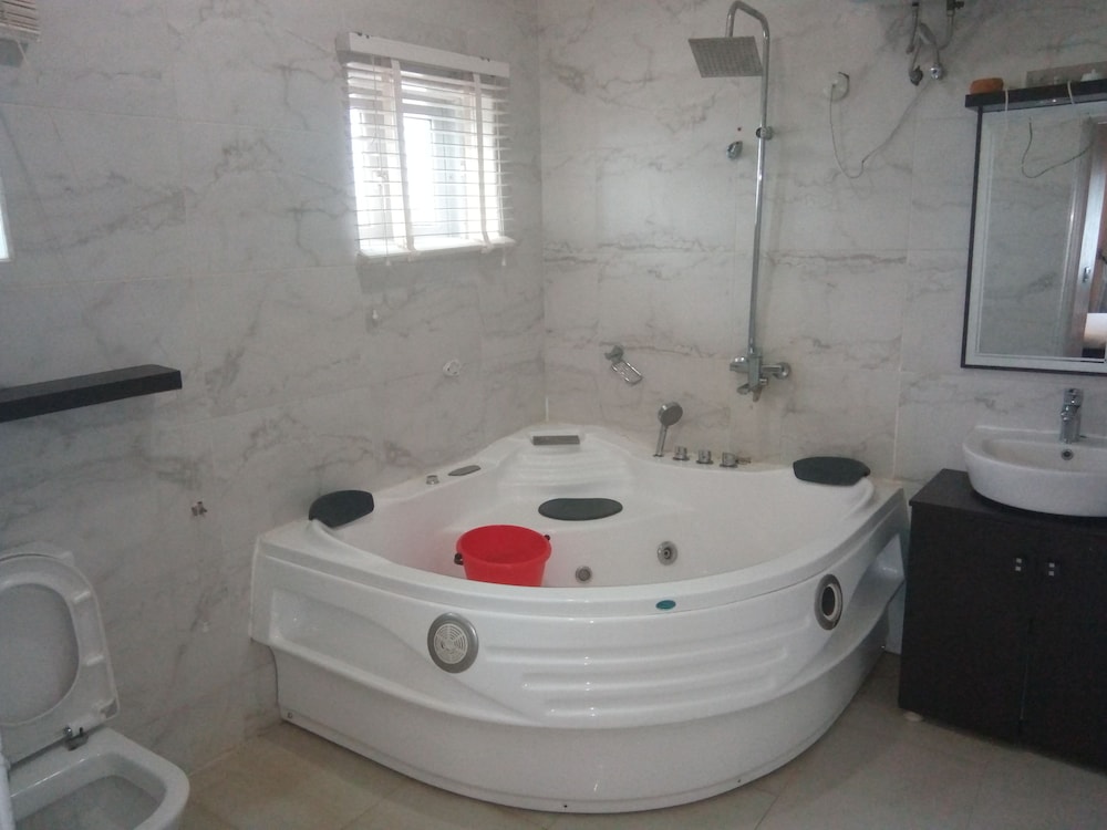 peacock apartments and suites