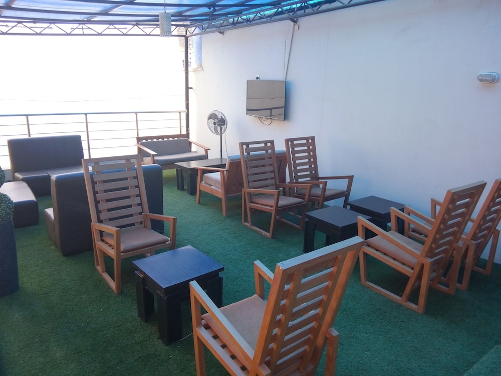 peacock apartments and suites