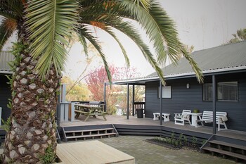 hugo and carters backpackers and motel