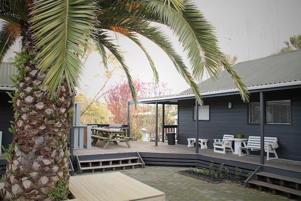hugo and carters backpackers and motel