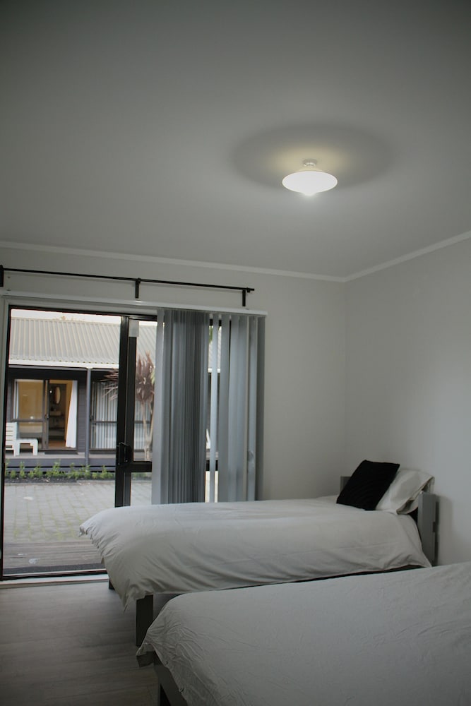 hugo and carters backpackers and motel