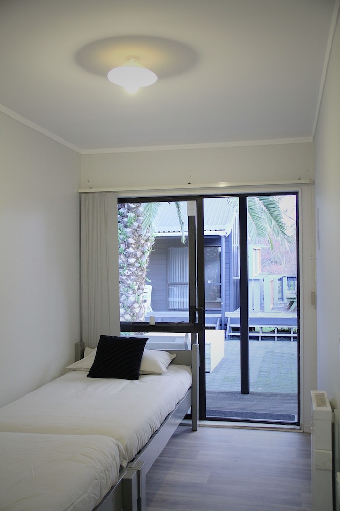 hugo and carters backpackers and motel