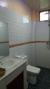 shwe nadi guest house