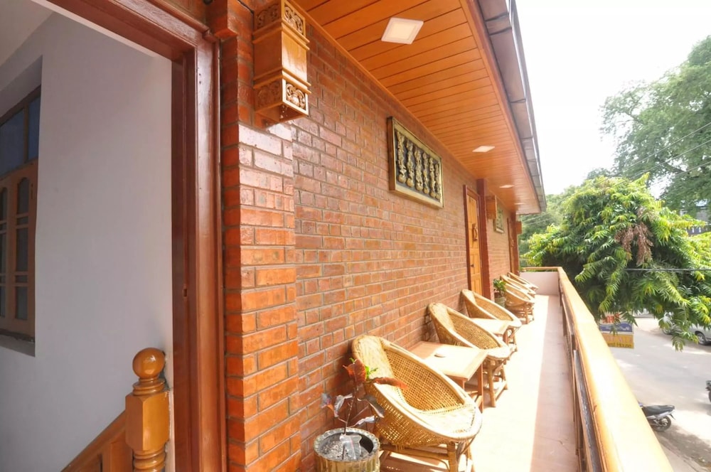 shwe nadi guest house