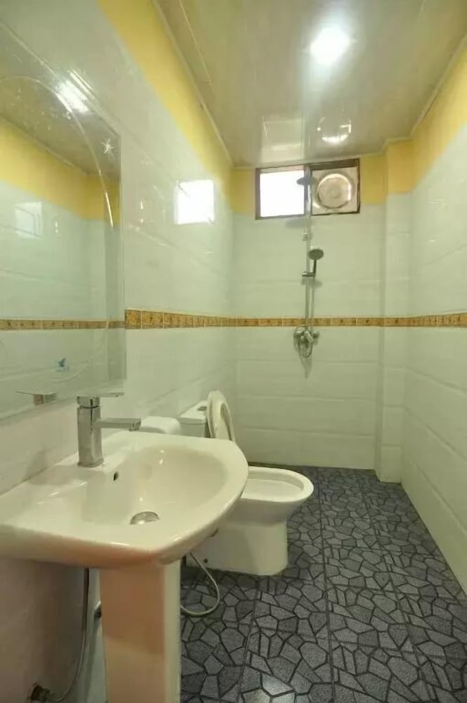 shwe nadi guest house