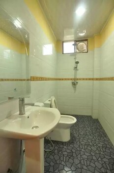 shwe nadi guest house