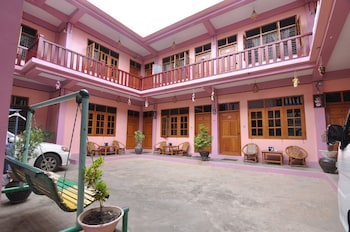 shwe nadi guest house