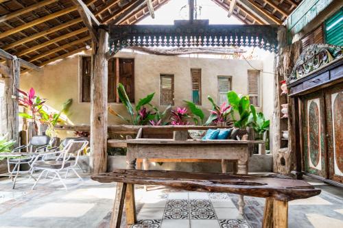 wave and chill house hostel raya canggu