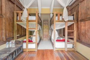 wave and chill house hostel raya canggu