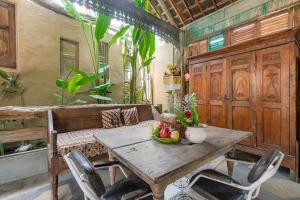 wave and chill house hostel raya canggu