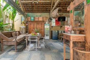 wave and chill house hostel raya canggu