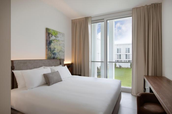 j hotel
