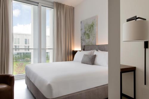 j hotel