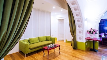 donna giulia luxury house