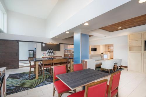 holiday inn express hotel and suites frankfort by ihg