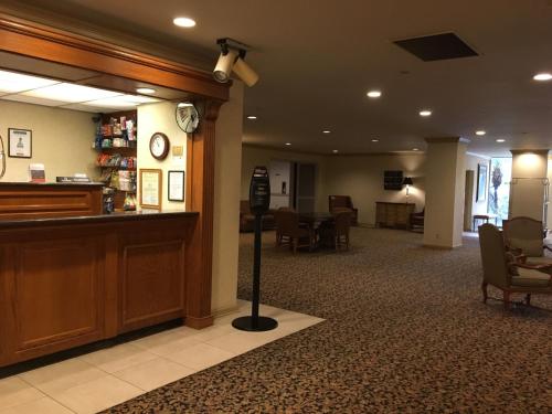 piccadilly inn airport