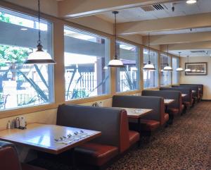 piccadilly inn airport