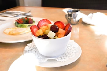 piccadilly inn airport