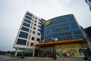 the lively hotel kualanamu airport medan