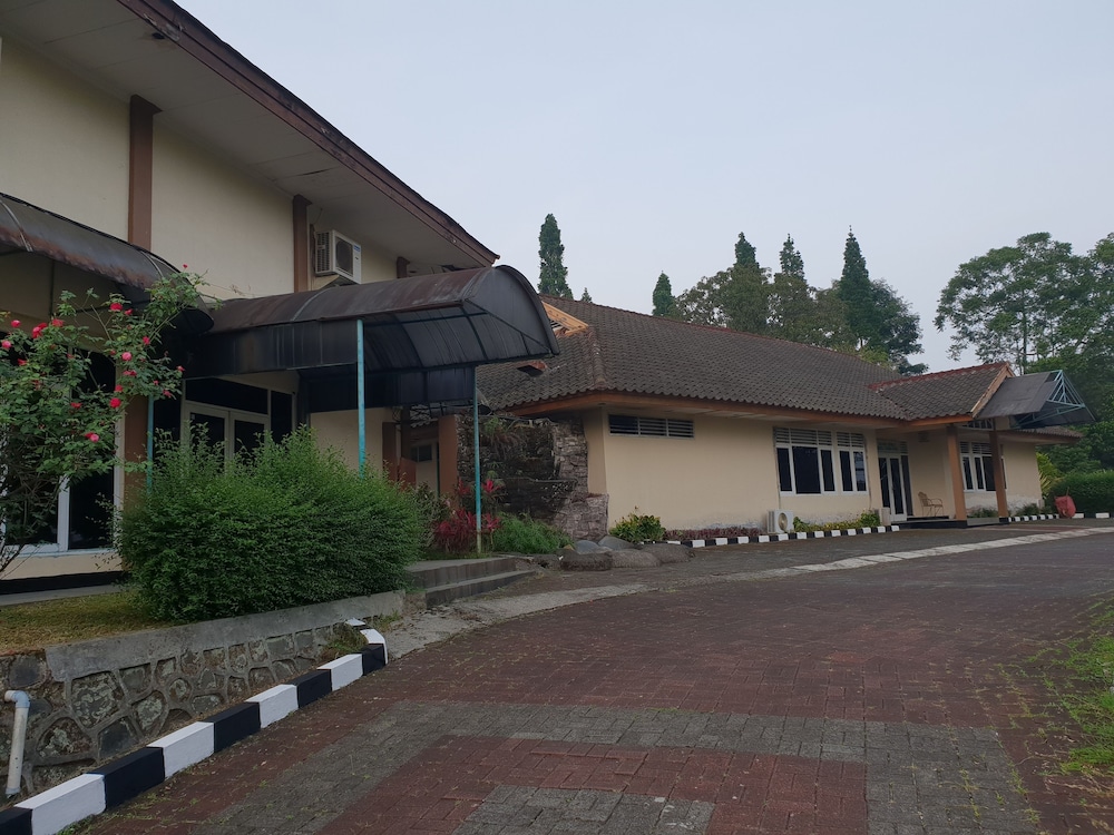 hotel cisarua indah