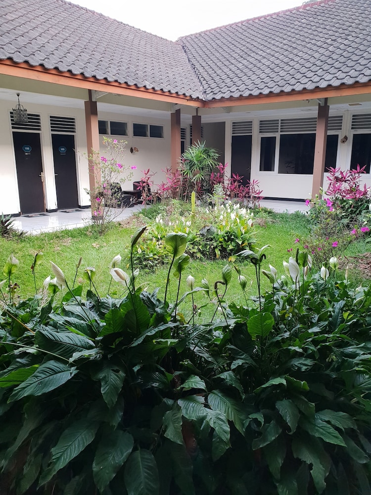 hotel cisarua indah