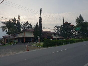 hotel cisarua indah