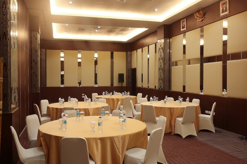 hom premiere abepura by horison