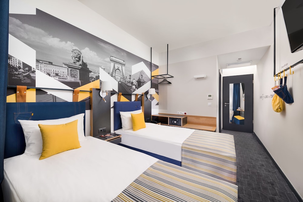 d8 hotel