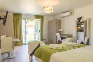 domaine des pierres dorees