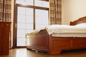 celebrity apartment hotel