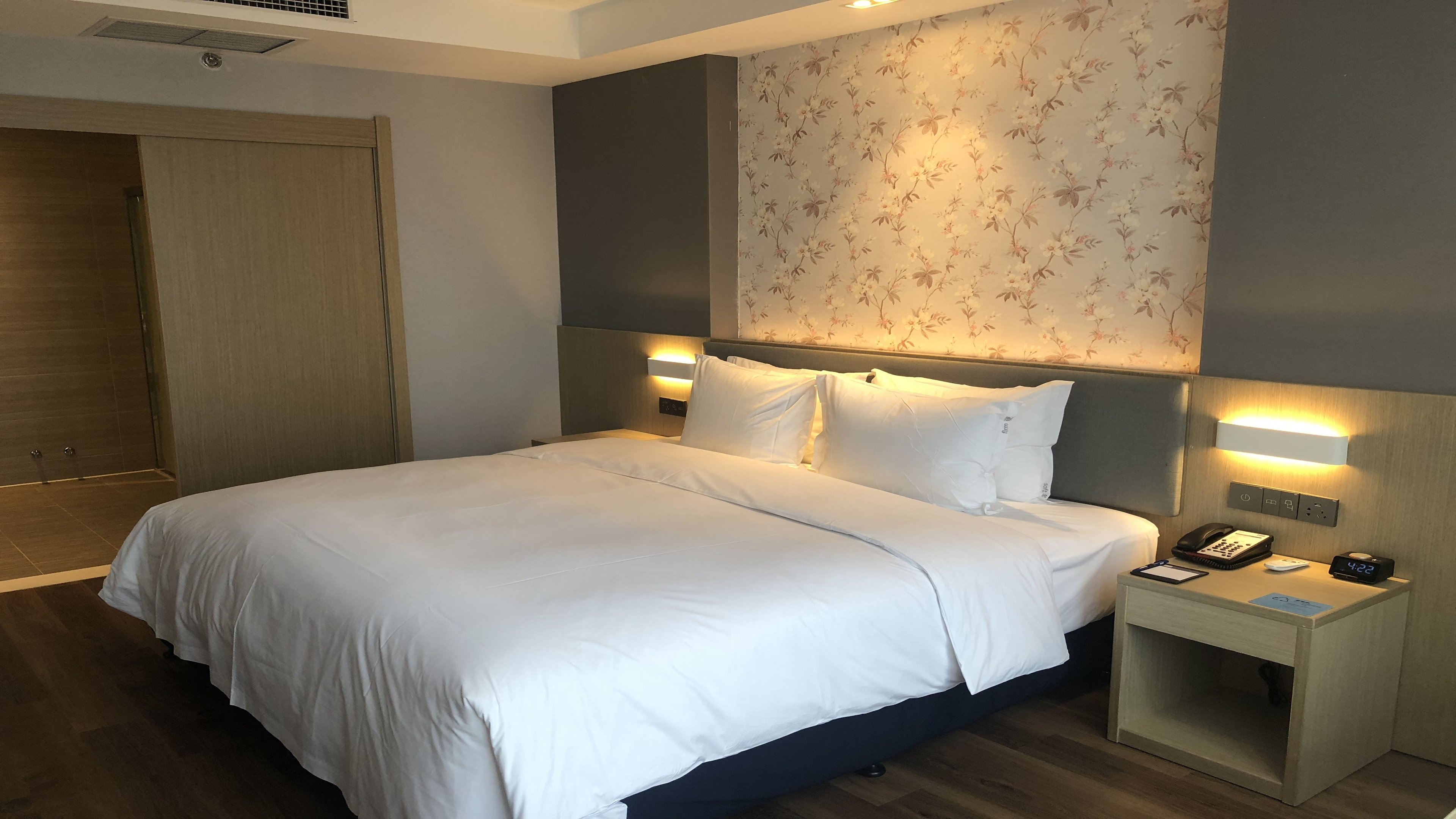 holiday inn express linyi riverside an ihg hotel