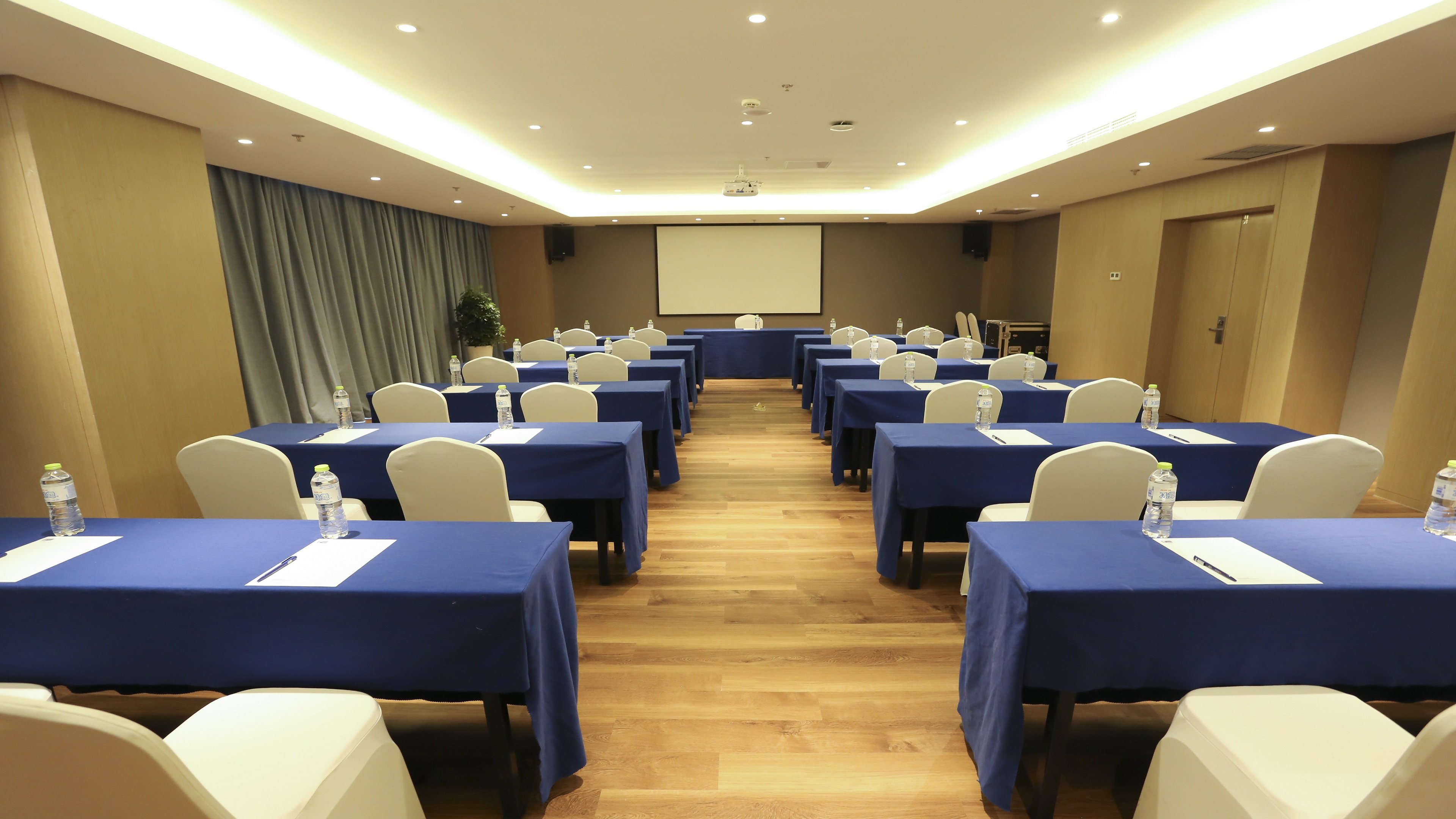 holiday inn express linyi riverside an ihg hotel
