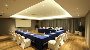 holiday inn express linyi riverside an ihg hotel