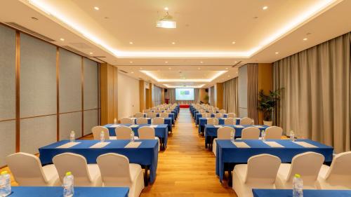 holiday inn express linyi riverside an ihg hotel