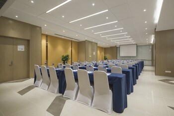 holiday inn express zhengzhou longzi lake an ihg hotel