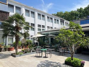once artistic inn